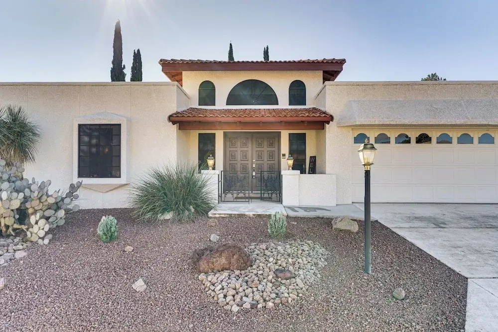 7 Mi to Sabino Canyon: Poolside Oasis w/ Mtn Views