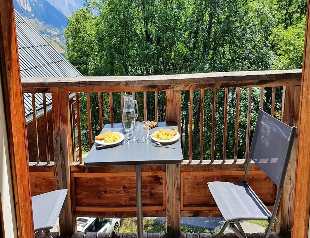 Alpine Retreat With Balcony and Parking