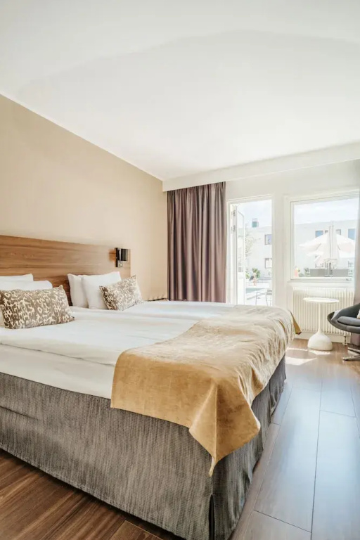 Standard Double room with pool view (full double bed)