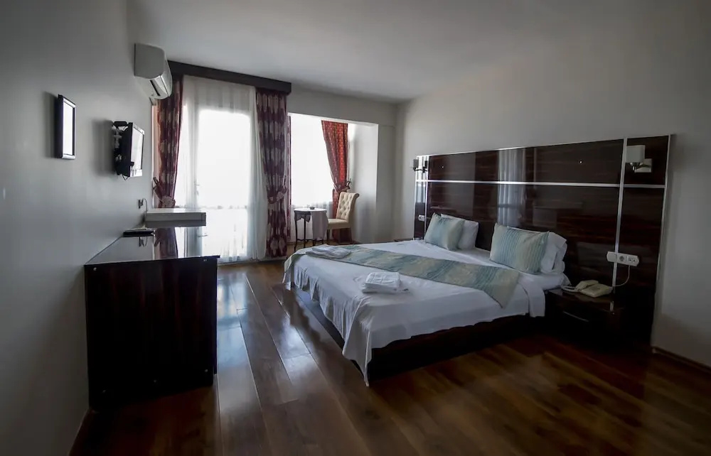 Standard Double room with pool view (full double bed)