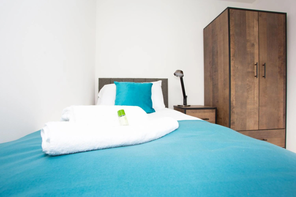 GERARD WALK - A 3 Bedroom House with Garden by Prestigious Stays - Includes Wifi, Netflix & Amazon Alexa
