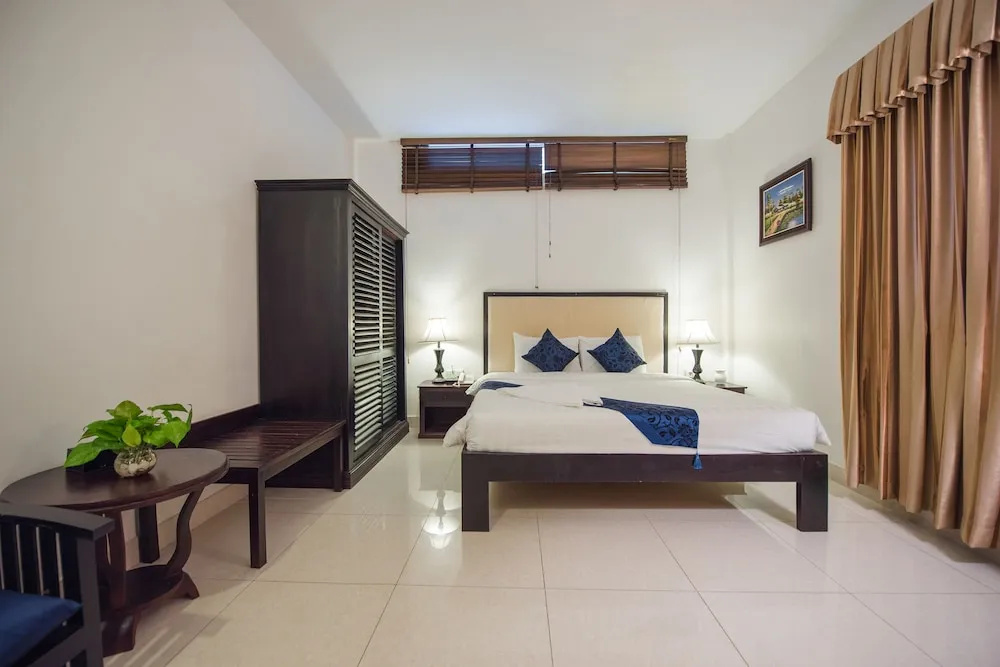 Superior Double room with city view (full double bed)
