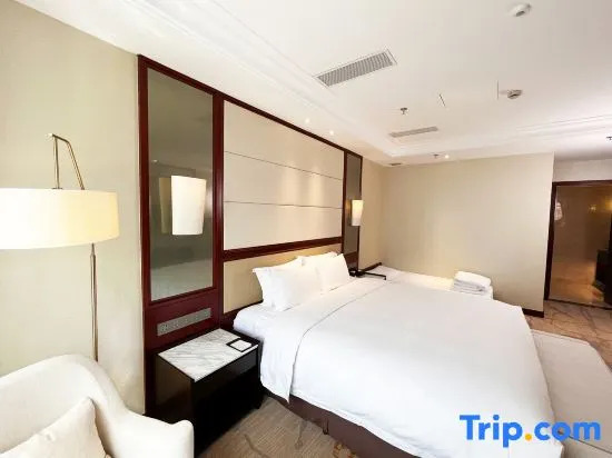 Семейный люкс в Phoenix Hotel
