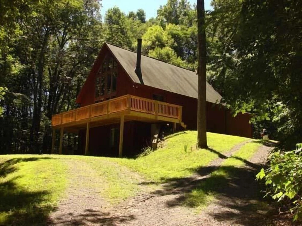 Sqyrls Nest - 3BR Retreat With a Hot Tub