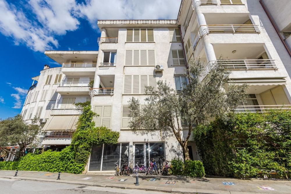 Calm Living 2BR Apartment in Residential Area