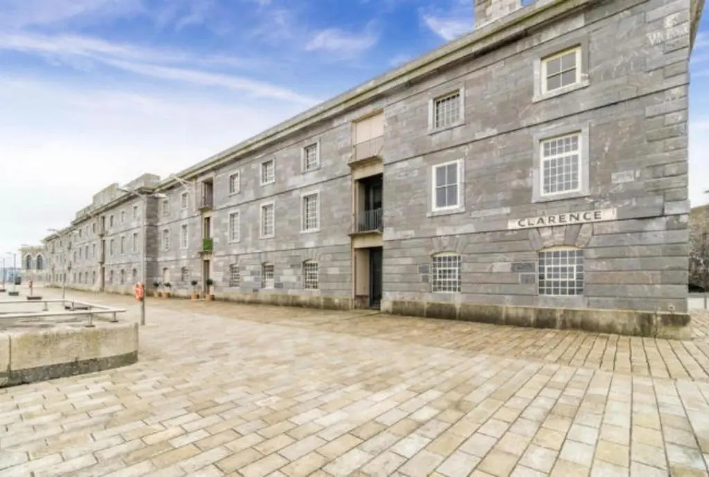 ROYAL WILLIAM YARD - Stylish THE BRUCE - choose either a FAMILY APARTMENT WITH KING BEDROOM, TRIPLE BUNK ROOM & SOFA BED IN LOUNGE - or a SMALL FAMILY STUDIO WITH TWIN BEDS OVER KING BED - connecting lobby BOOK BOTH For LARGER GROUPS - FREE PARKING!!!