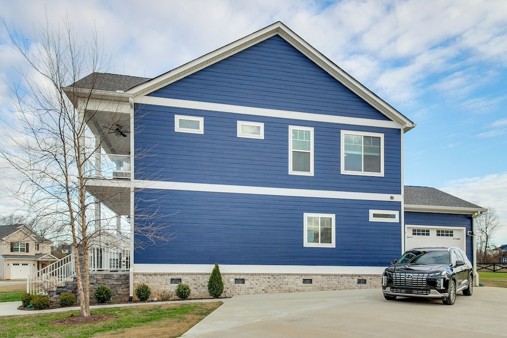 Shoreside Getaway on Tims Ford Lake w/ Pool Access