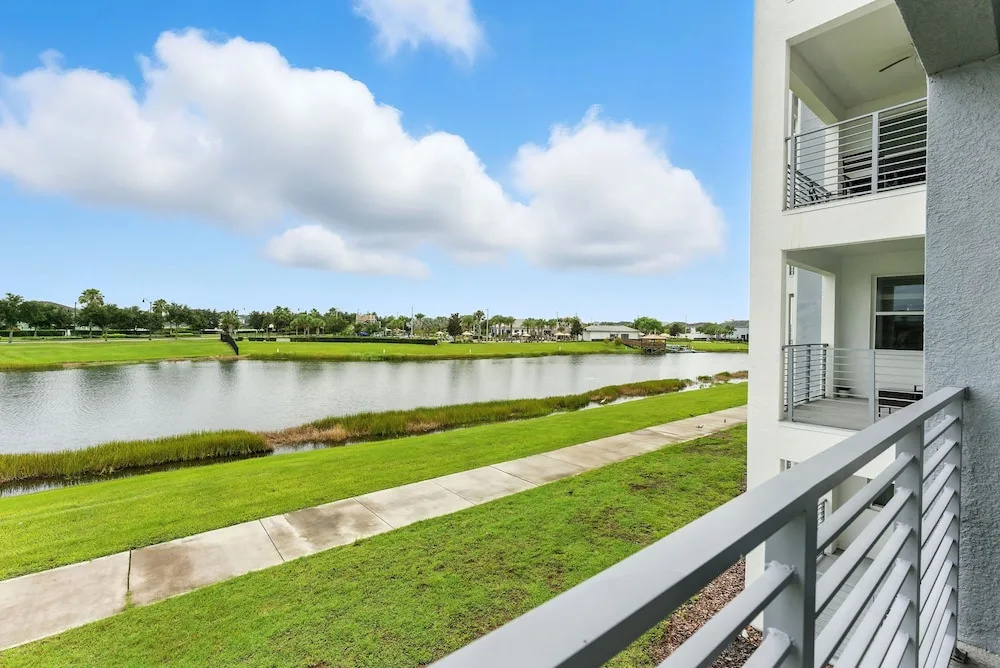 Beautiful Lakeview Retreat Near Disney