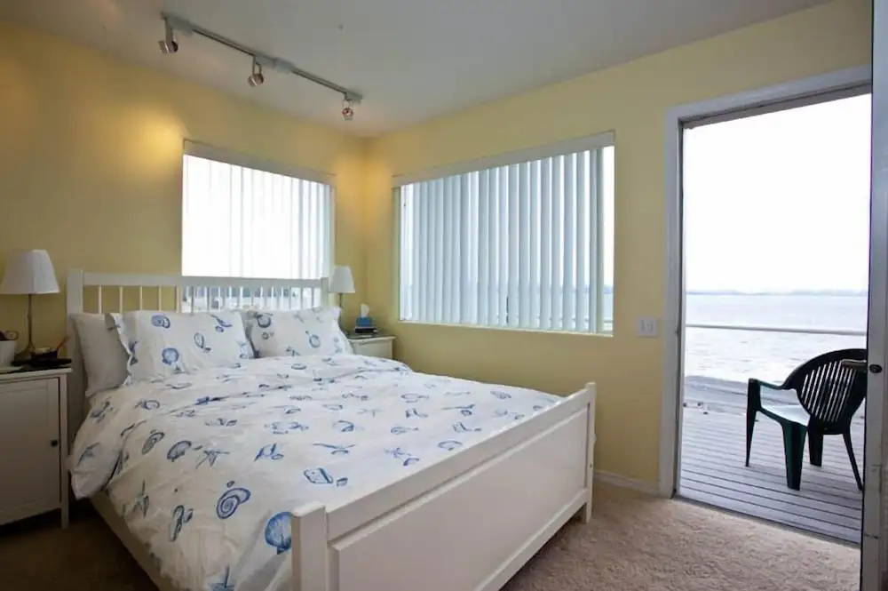 Standard Double room with balcony (full double bed)