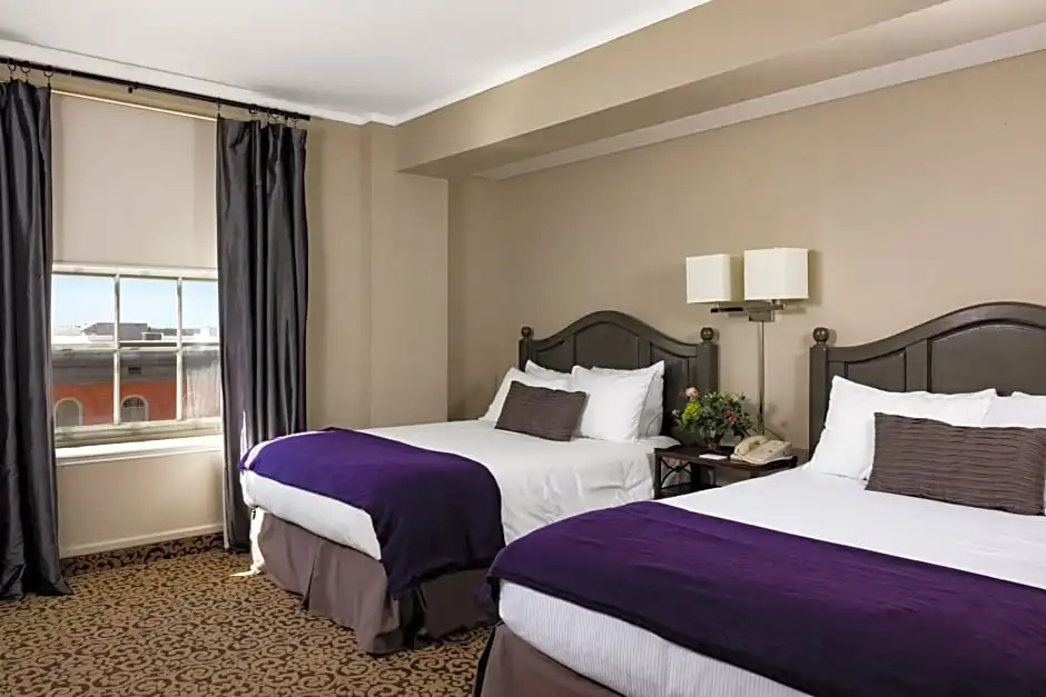 1 Bedroom Luxury Double Suite full double bed