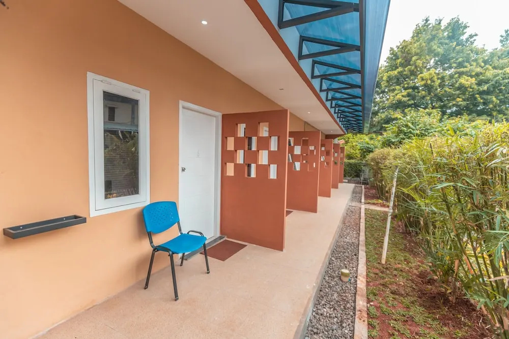 Oyo 2229 Dolfie Residence