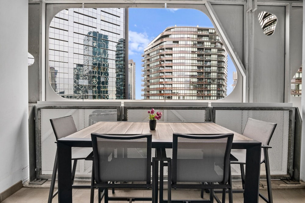 Modern 1 Bed Apartment With City Views