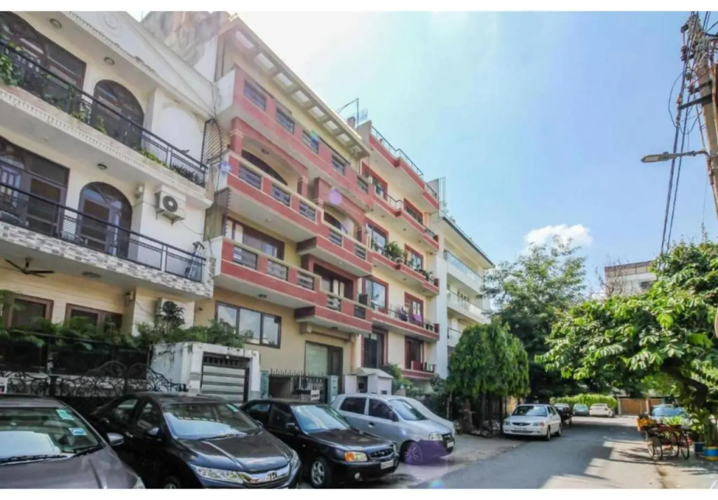 Bluo 1Bhk - Defence Colony Market, Lift, Balcony