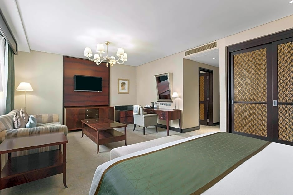 Двухместный номер клубный Standard (2 отдельные кровати) в Crowne Plaza Dubai Jumeirah an IHG Hotel