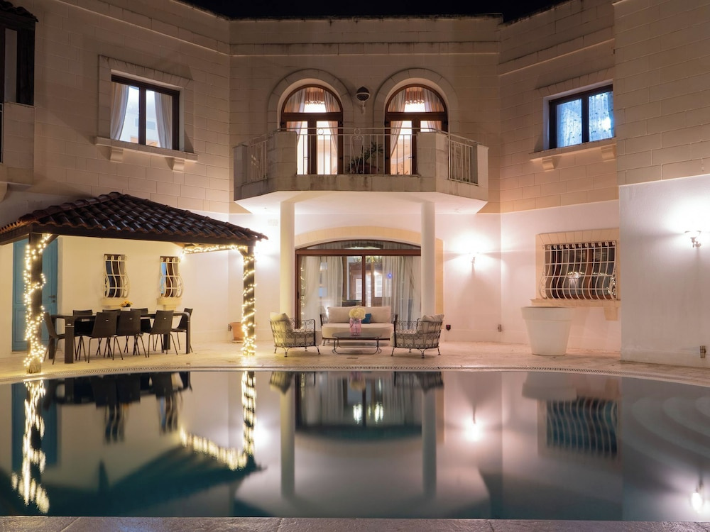 Villa Alexandra: Sea Views, Pool, Jacuzzi & Sauna