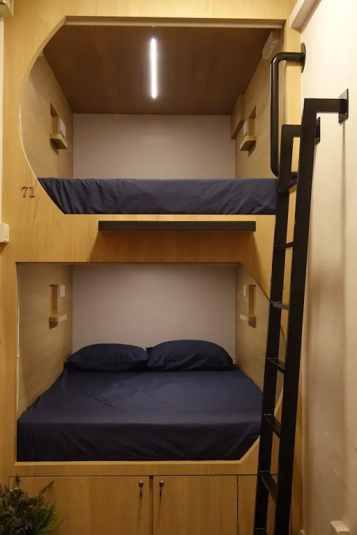Standard Capsule (full double bed)