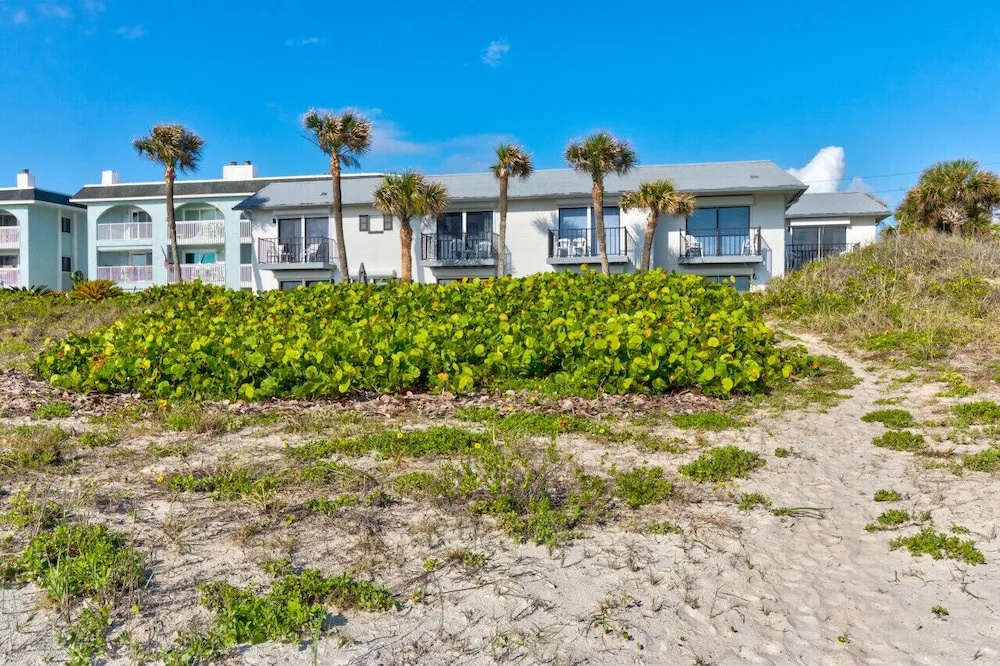 Yellow Sunshine Oceanfront Townhouse, Private Balcony Unit #2