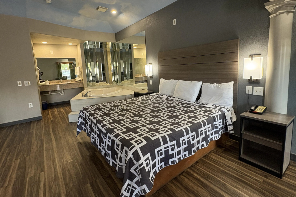 Regency Inn & Suites By Capital O Houston IAH Airport — 3