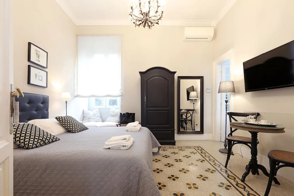 Deluxe Double room (full double bed)