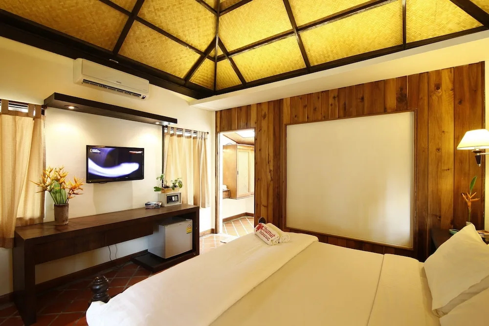 Deluxe Double Bungalow with balcony (full double bed)
