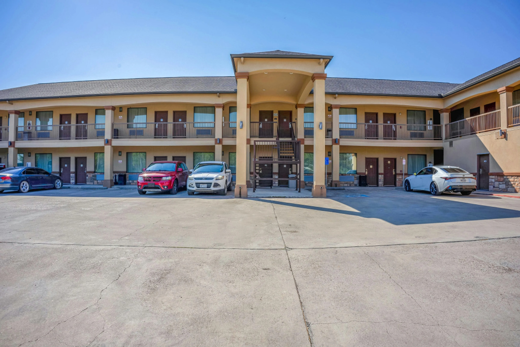 Moulton Inn & Suites By OYO Near Shiner TX
