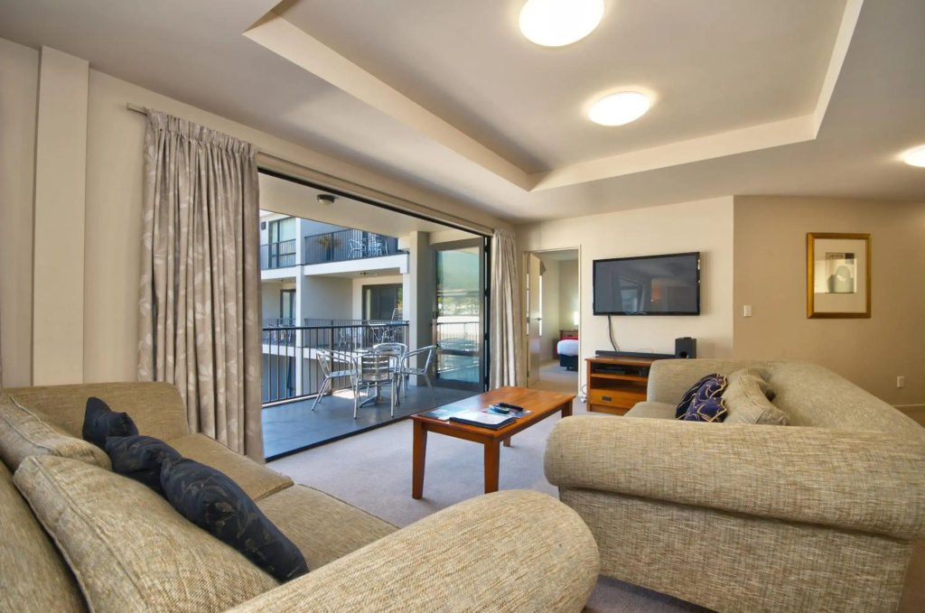 Modern Queenstown Apartment & Great Lake Views