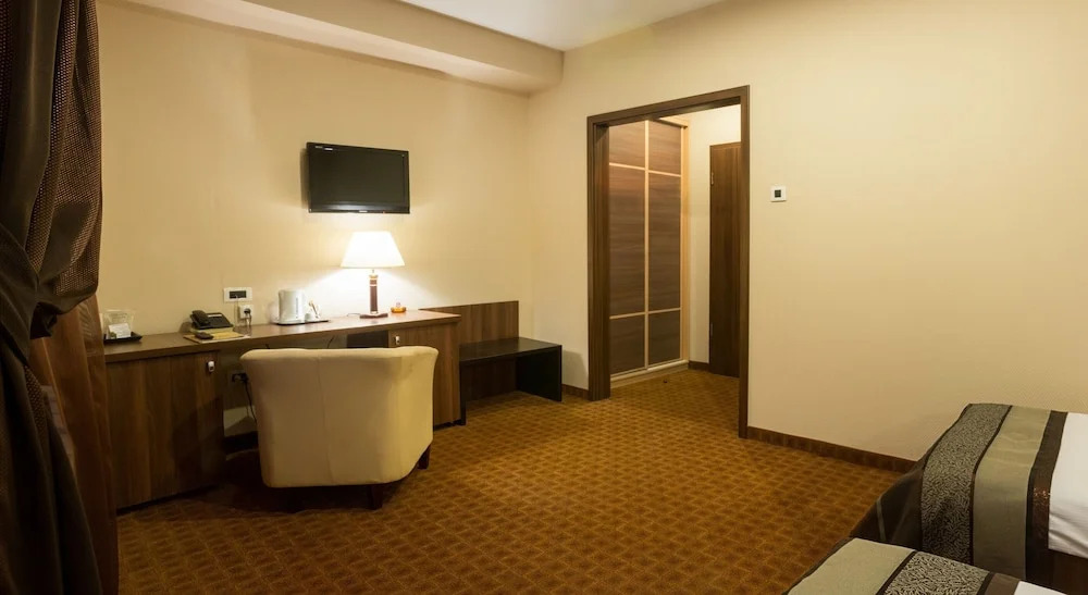Четырёхместный номер Superior с видом на город 2 отдельные кровати в Inter Business Bucharest Hotel