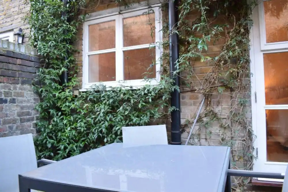 Shepherd's Bush 2 Bedroom Flat With Garden