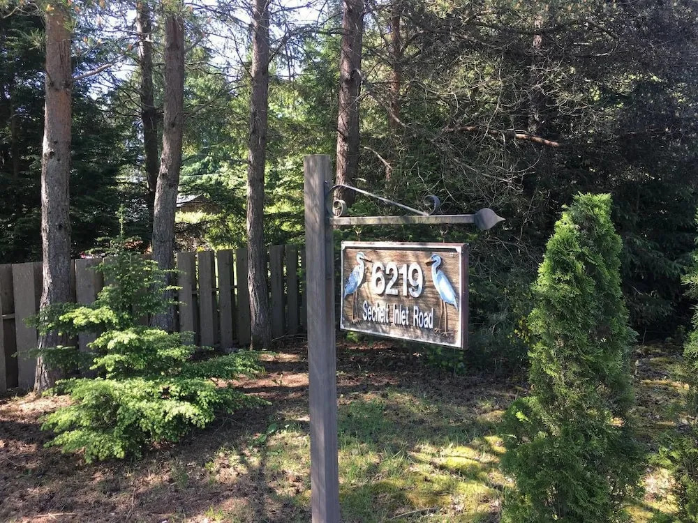 B - Sechelt Private Coastal Home
