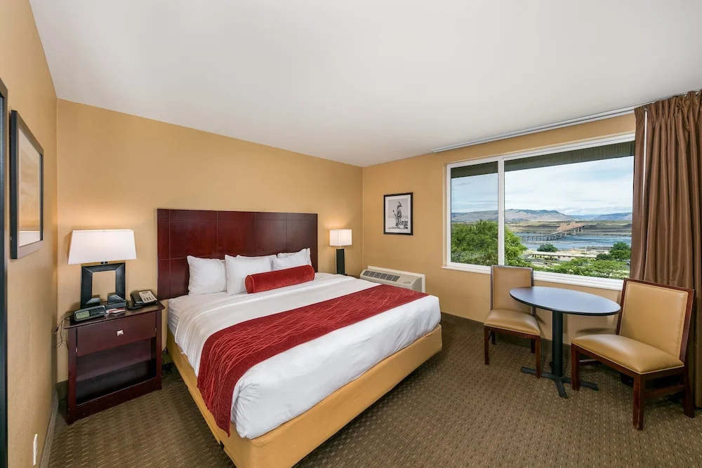 Standard Double room with river view (full double bed)