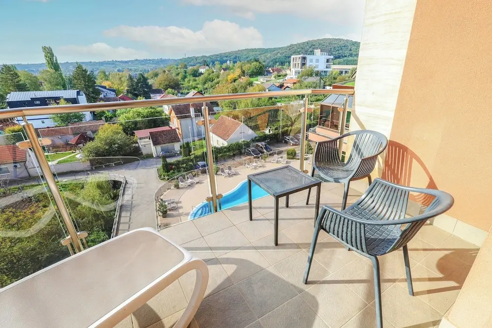 1 Bedroom Double Junior Suite with pool view (full double bed)