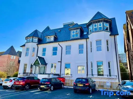 Stunning Sea Views, Family Apt; Free Parking & Gym