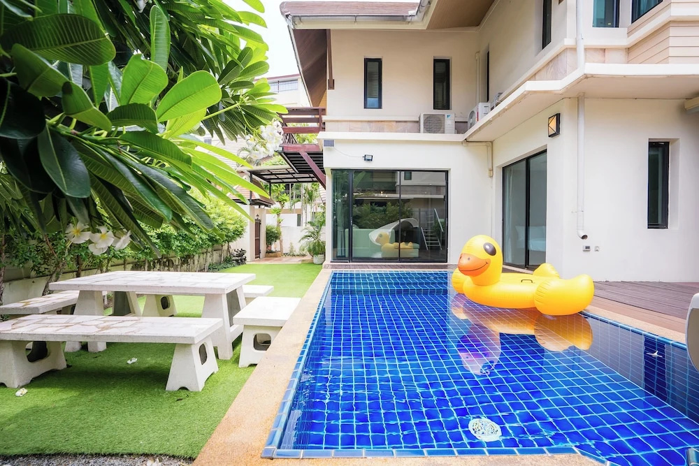 Natcha Pool Villa by Warin