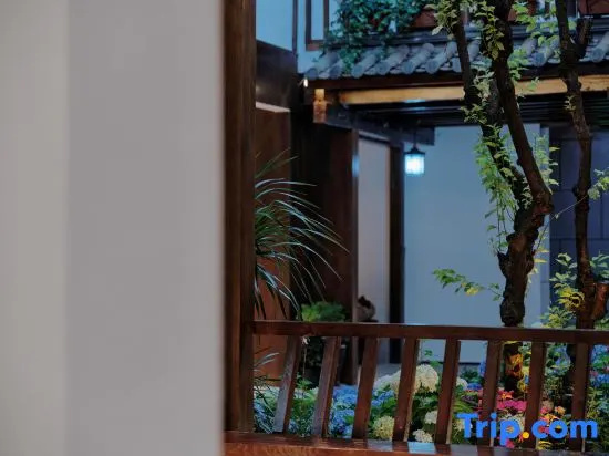 Waterfront Residence View Garden (Lijiang Ancient City Sifang Street Store)