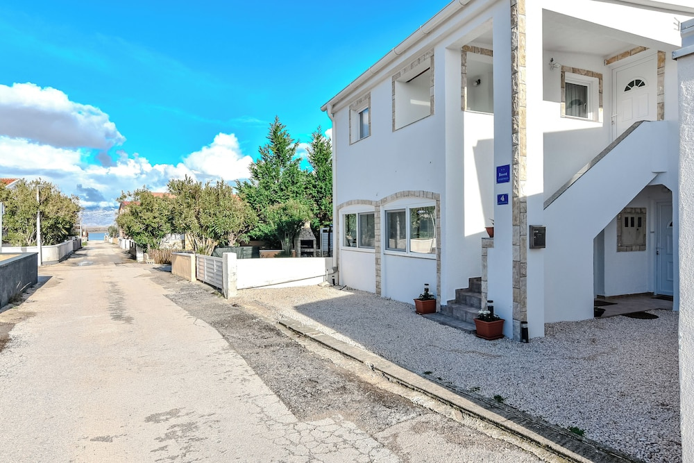 Apartments Ladika
