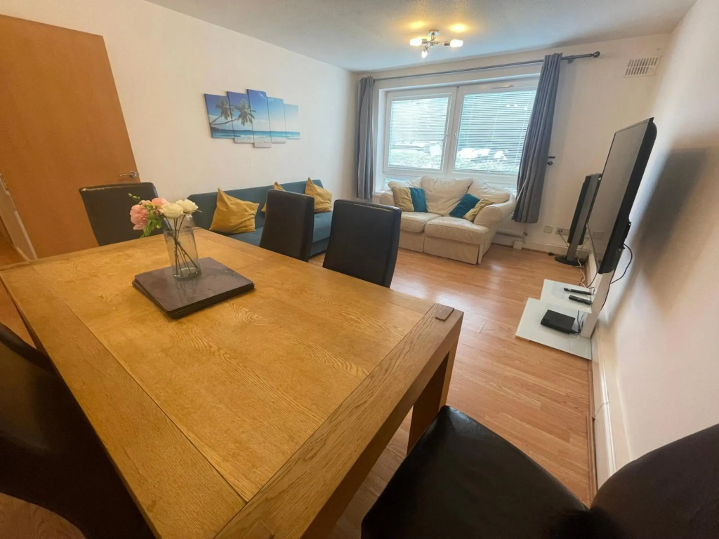 Spacious Apartment near Heathrow with Parking for 2 Cars