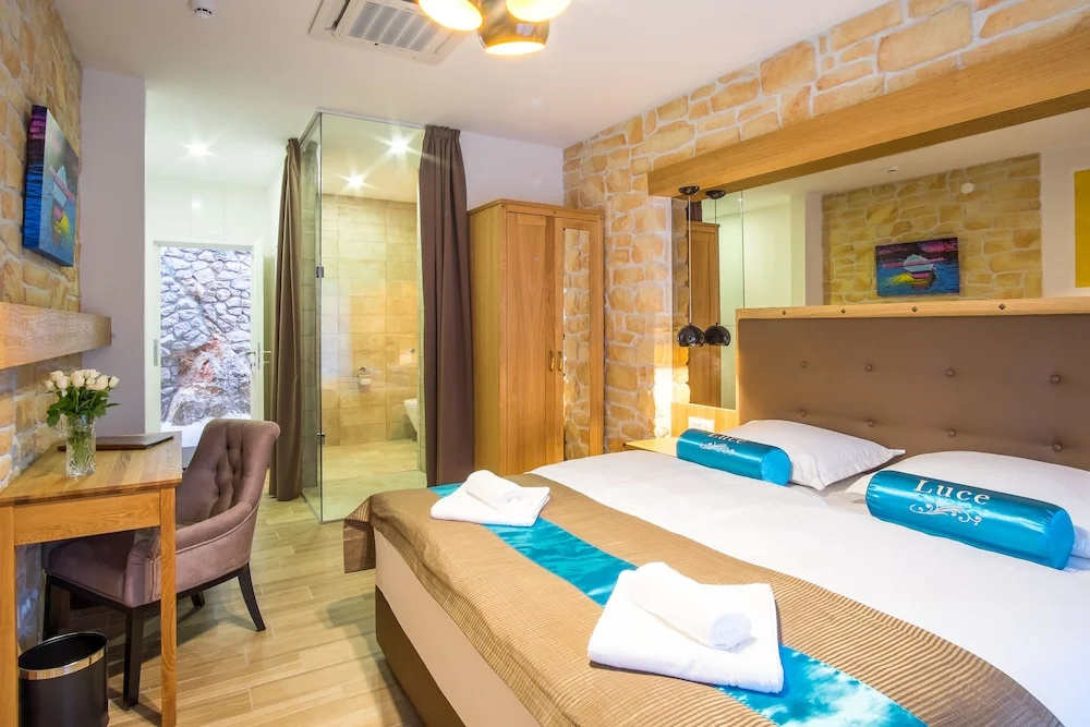 Standard Double room with balcony (full double bed)