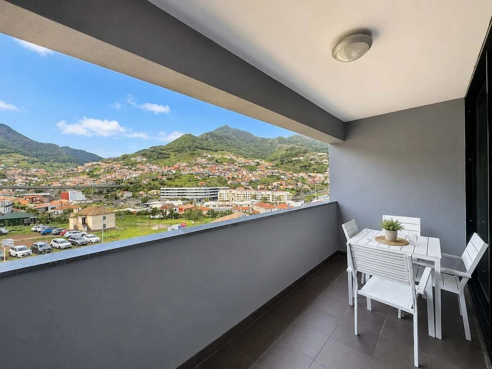 Hillside Elegance Apartment