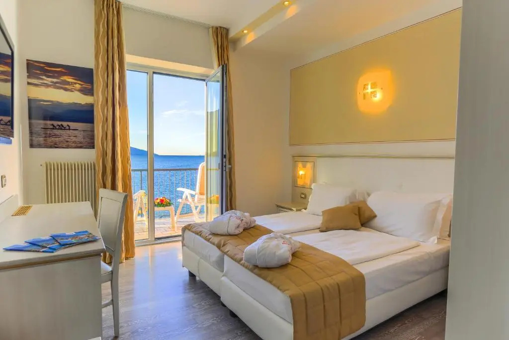 Deluxe Double room with lake view (full double bed)