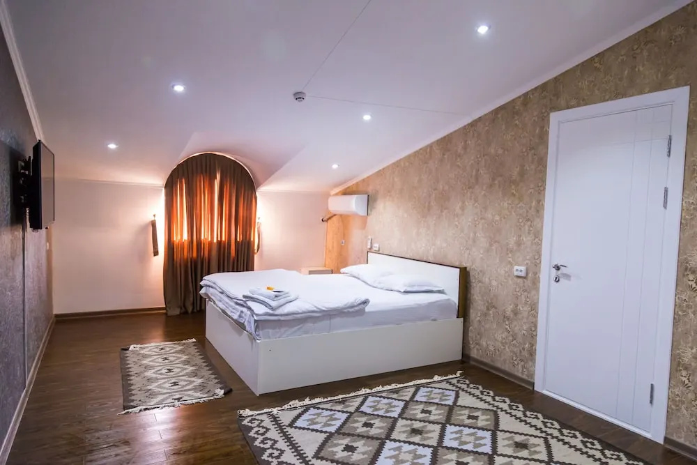 Luxury Double room (full double bed)