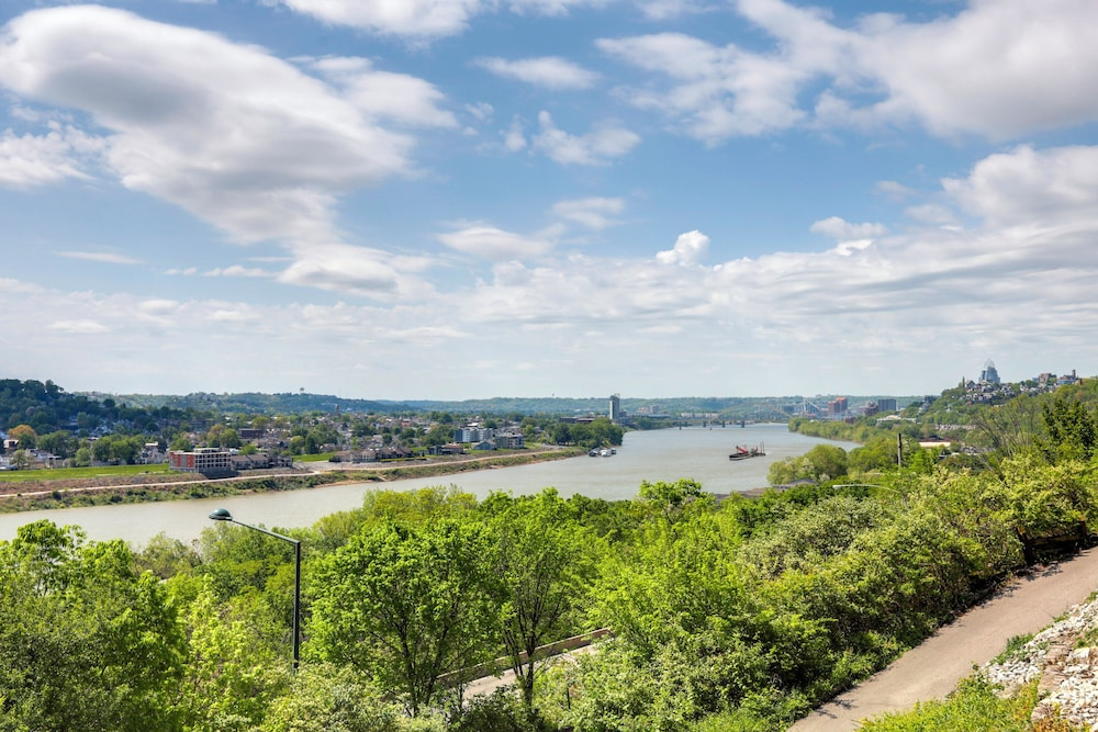 Wooded Apt w/ River Views, 3 Mi to Dtwn Cincinnati