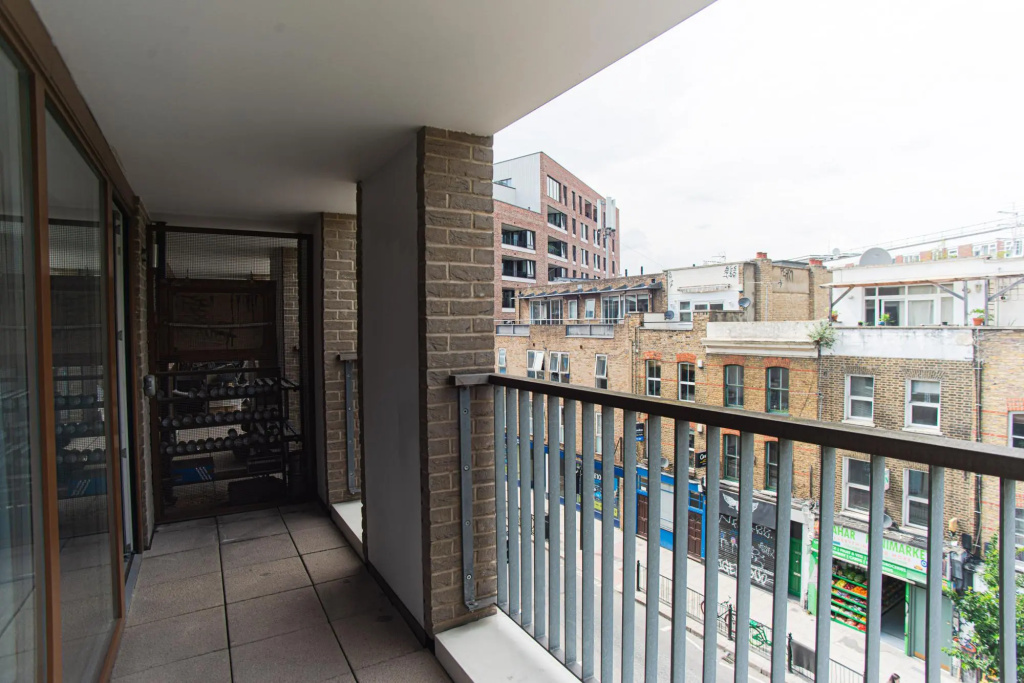 One Bed Apartment w Balcony in Heart of Shoreditch