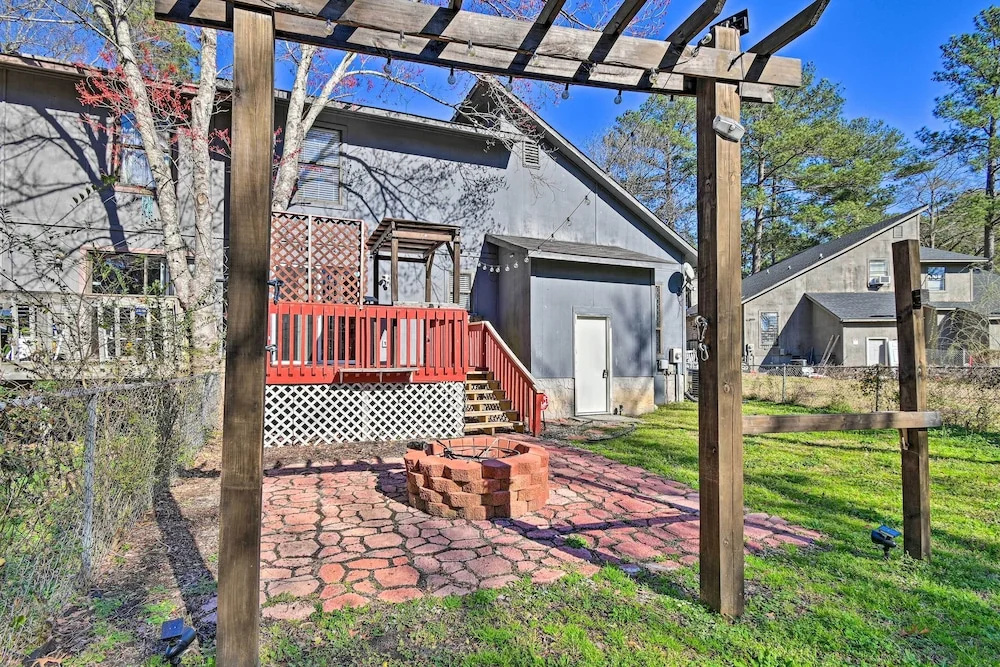 Updated Fayetville Townhome-away-from-home w/ Yard