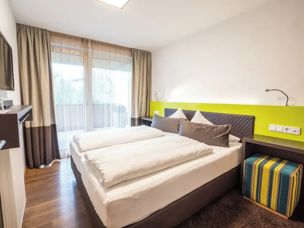2 Bedrooms Standard Family room with balcony and with river view