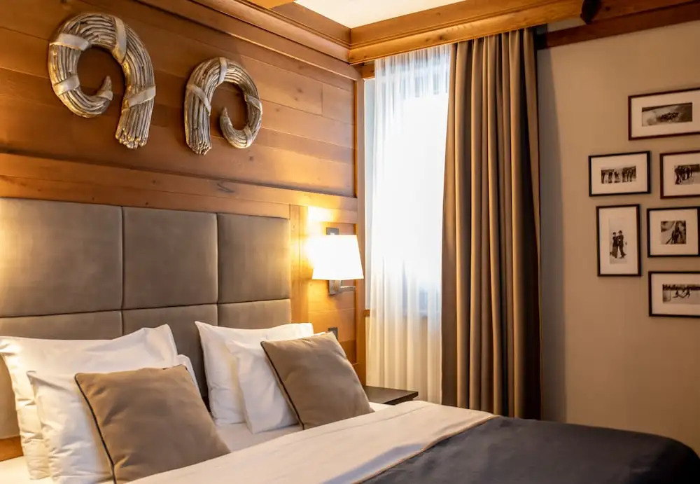 豪華雙人套房，配有陽台及大床