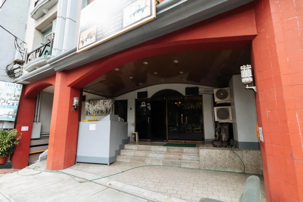 RedDoorz Near Rockwell Mall