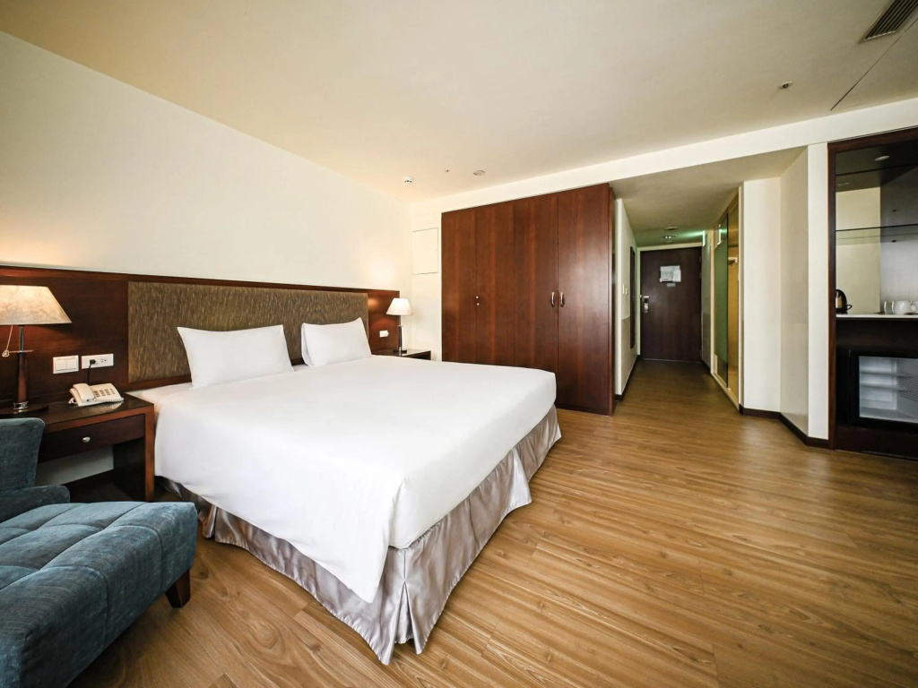 Hotel June — 4