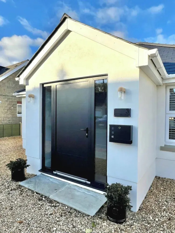 Newly Refurbished Bungalow- Large Garden- Parking