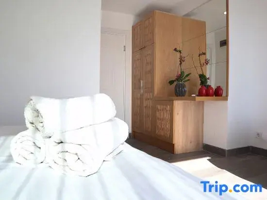 Deluxe Double room (full double bed)