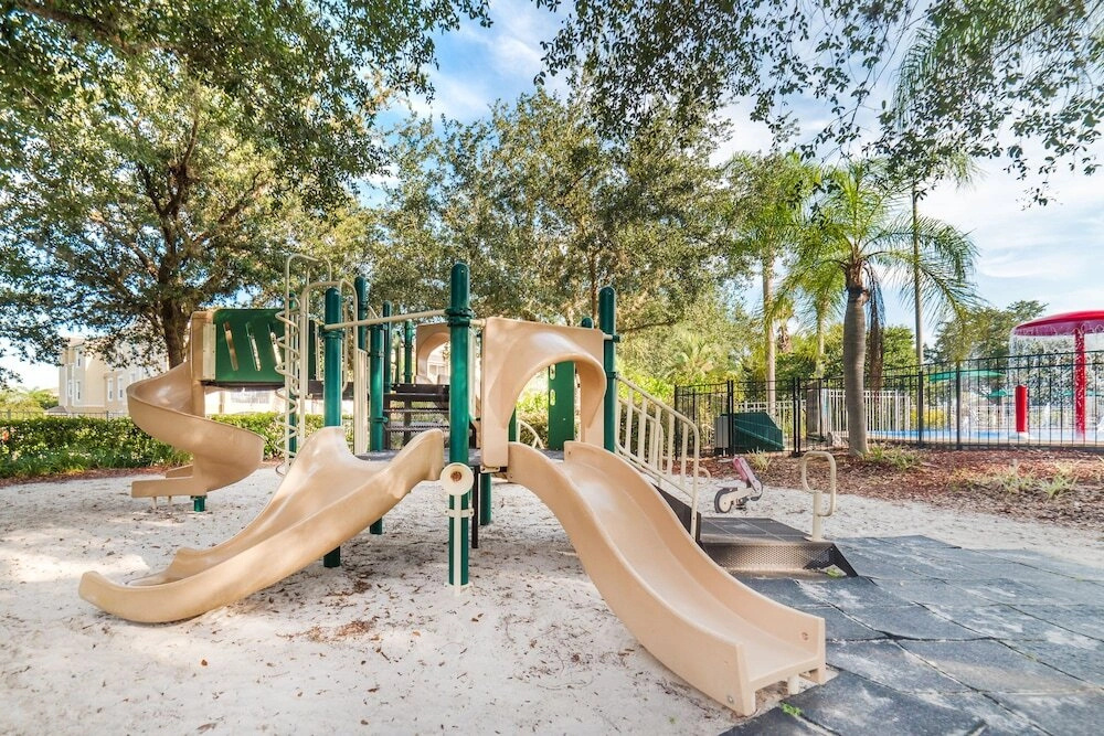 Windsor Palms 6 bed / 3.5 bath home